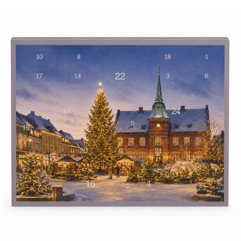 Giving Deer fyld selv-julekalender med motivet Hjemstavn, sneklædt bytorv, juletræ, lys og dansk julestemning